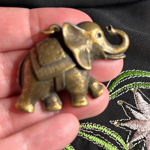 VTG Brass Elephant Etched pendant. Unbranded - Picture 3 of 6